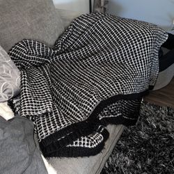 Black And white Knitted throw Blanket