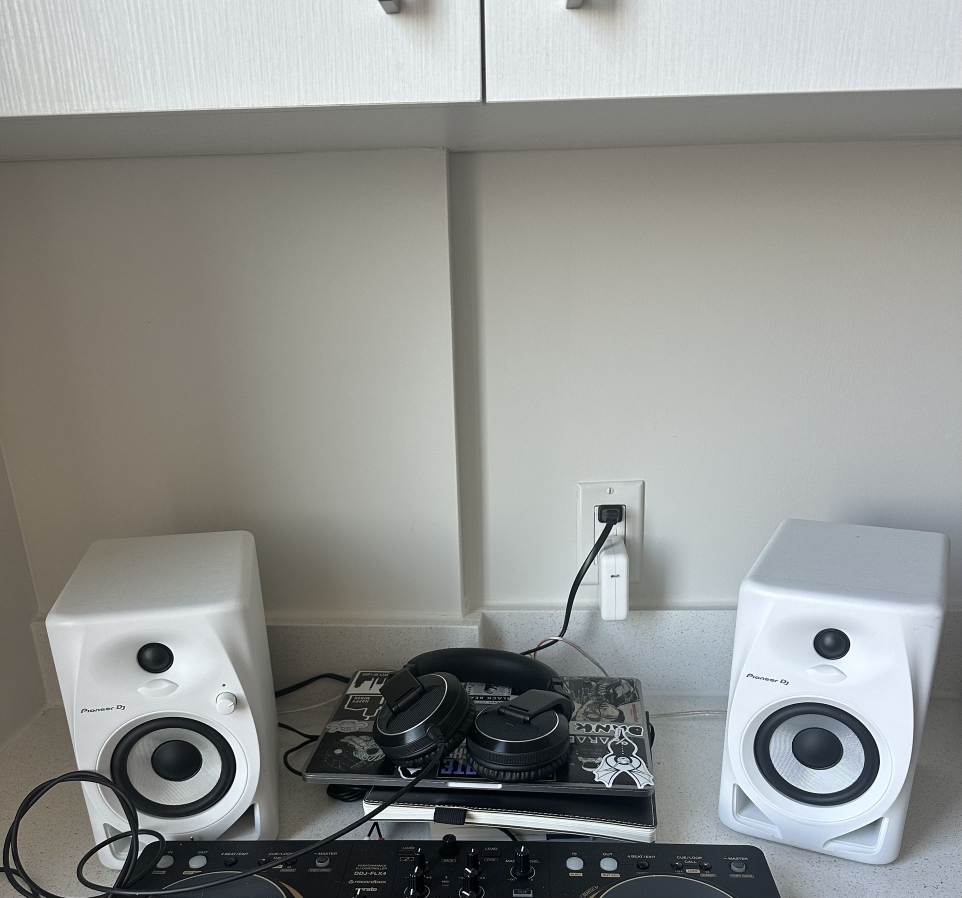 Pioneer DJ DM-40D 4" Desktop Monitor System, White
