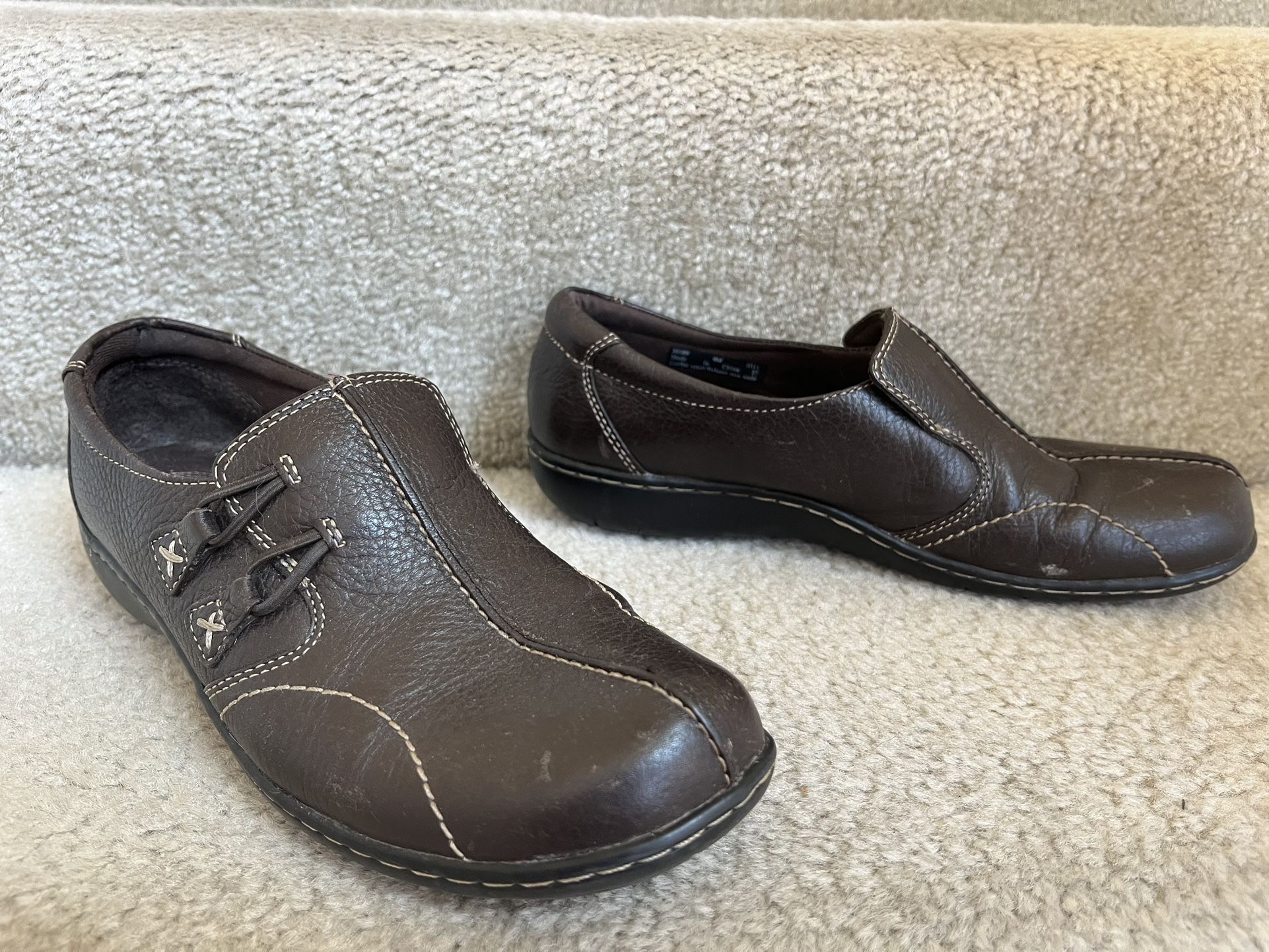 Women’s size 9 Clarks brown leather slip on shoes 