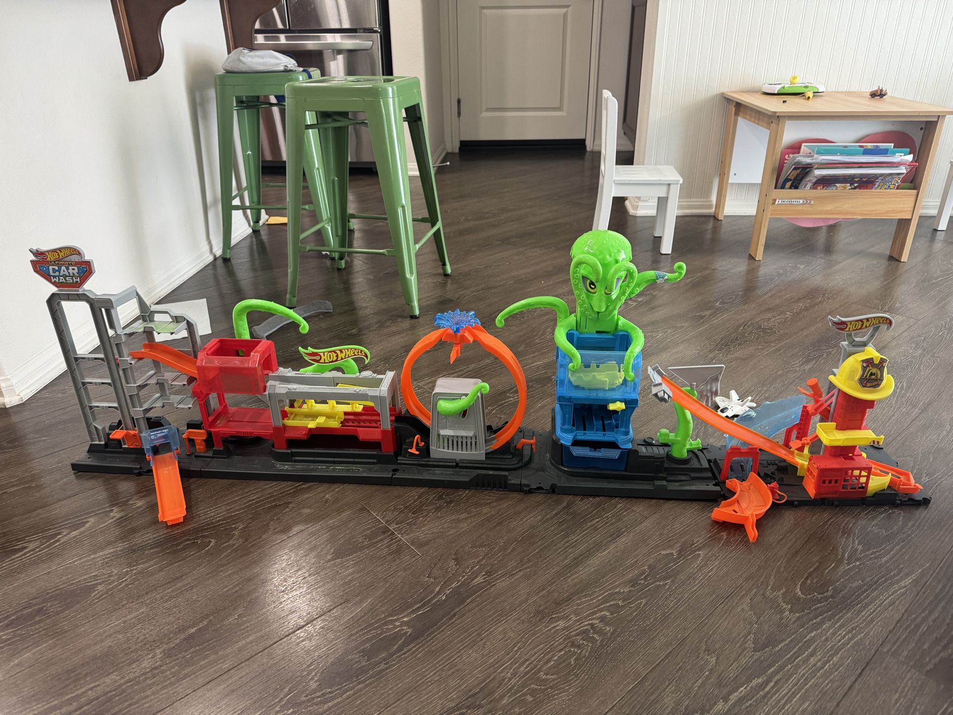 Hotwheels Garage Wash Car Set Octopus And Fire station