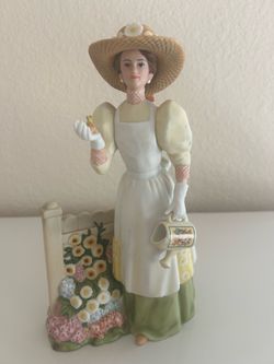 Avon 2008 President's Club Mrs. Albee Award porcelain figurine.