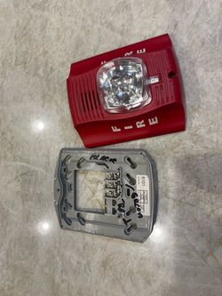 System Sensor P2R SpectrAlert Advance Fire Alarm Horn Strobe (Red) with Mounting Plate