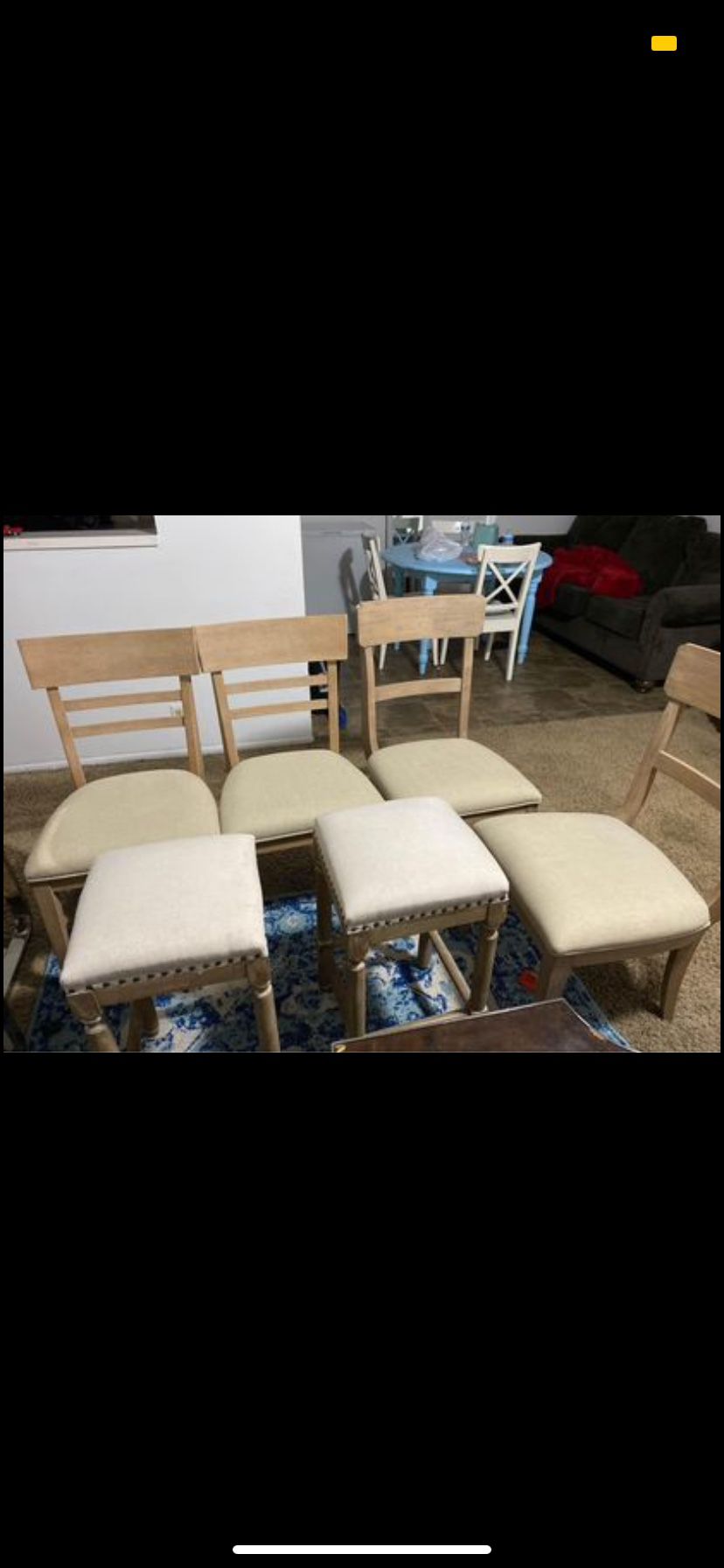 4 chairs and 2 little barstools . Total 6 pieces. Like new