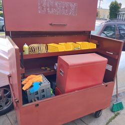 Job box good condition. No lock you can add one. Items and tools not included. I can deliver for extra.