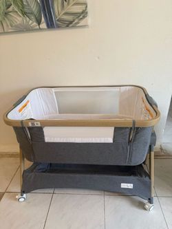 Bassinet gray and white
