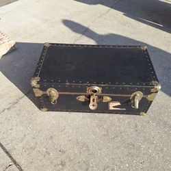 OLD STEAMER TRUNK
