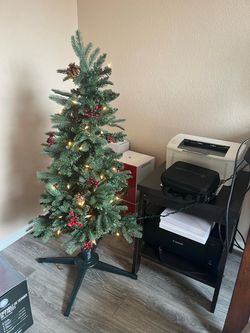 Pre-Lit Artificial Christmas Tree with Pinecones