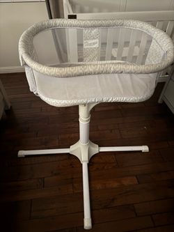 HALO BassiNest Swivel Sleeper Bassinet – Excellent Condition