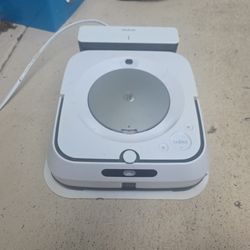 Irobot Braava JET M6 with Cleaning Pads