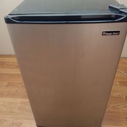 Magic Chef Mini/Dorm Refrigerator 