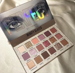 18 color eyeshadow palette