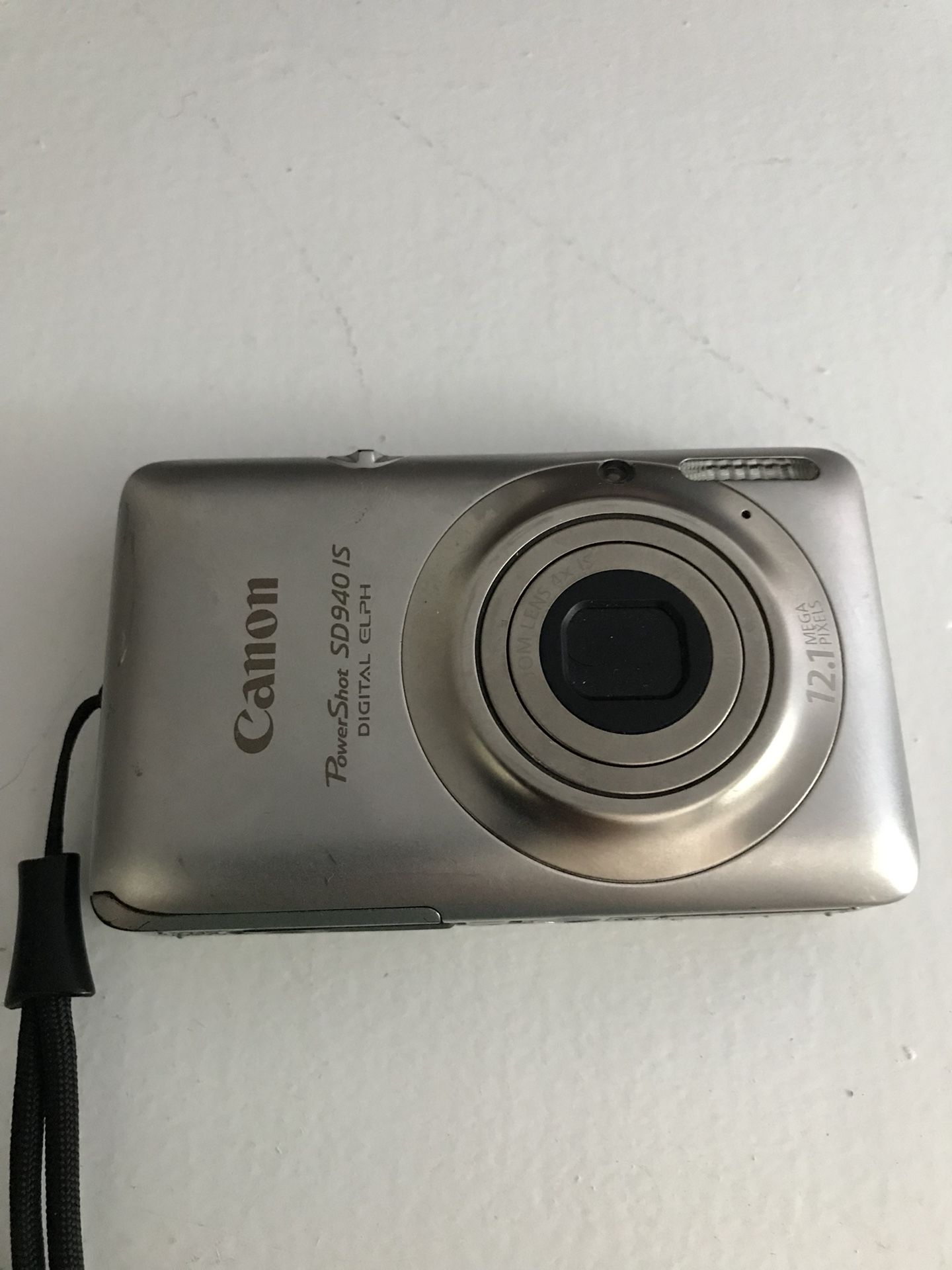 Canon PowerShot SD940 IS Point and shoot digital camera