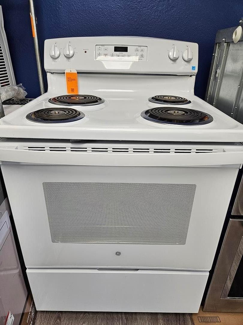 Used GE-Freestanding Electric Range  JB256DMWW  White