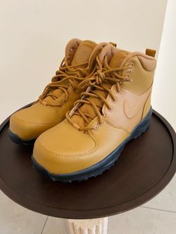 NEW Nike boots