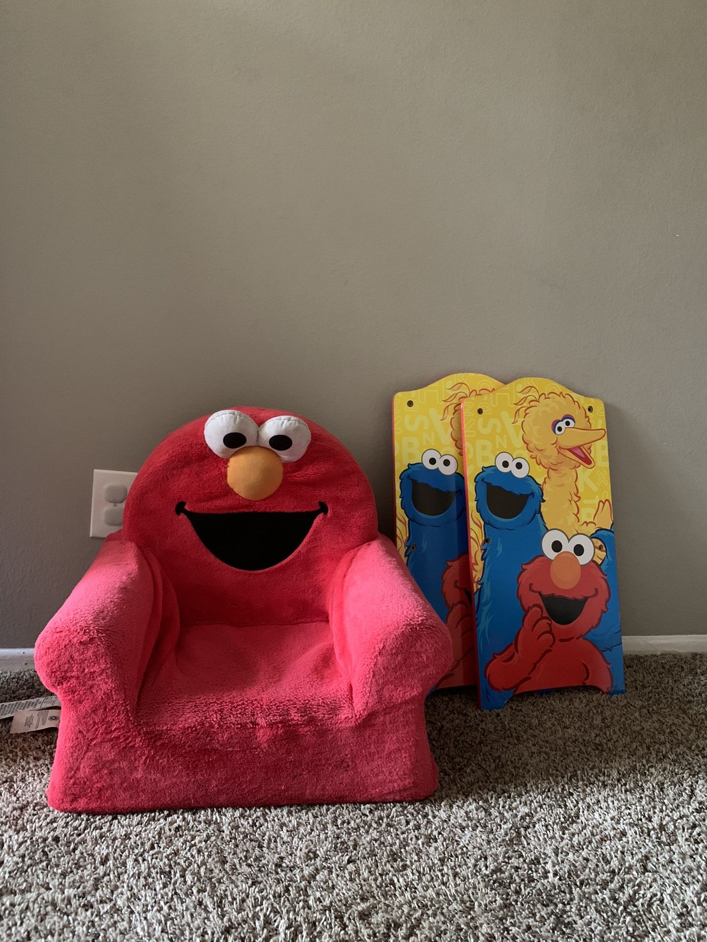 Kids Elmo chair + wooden Elmo decor