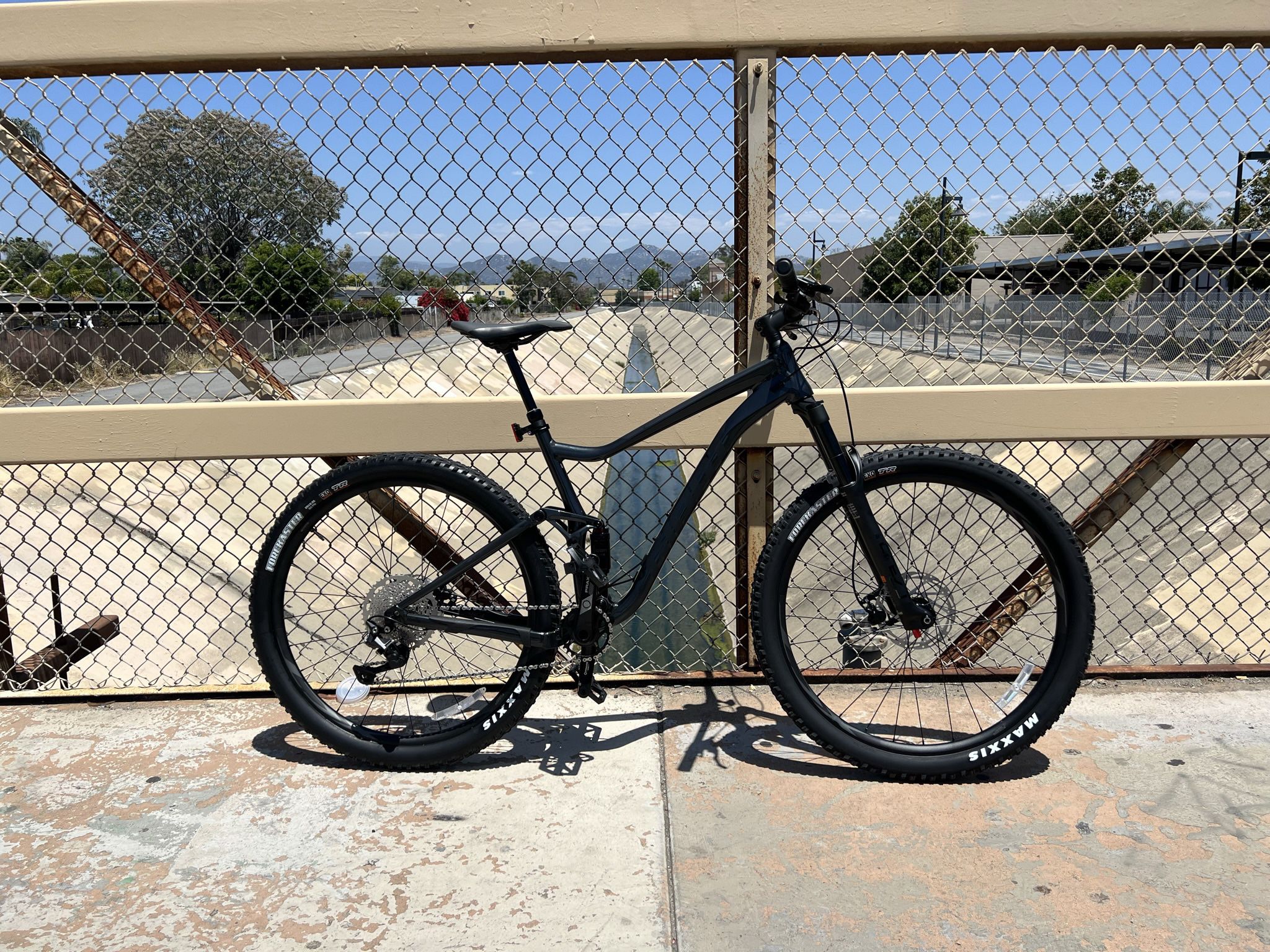 Giant Stance 2 Mountain Bike 