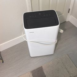 Toshiba portable AC With dehumidifier Like New