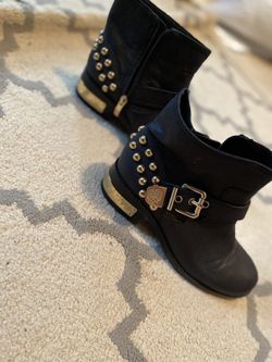 Almost Vince Camuto booties size 7.5