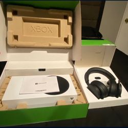 Xbox series S, including headphones