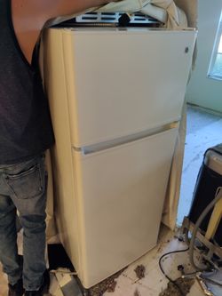 White Apartment Size Top/Bottom Fridge With Ice Maker