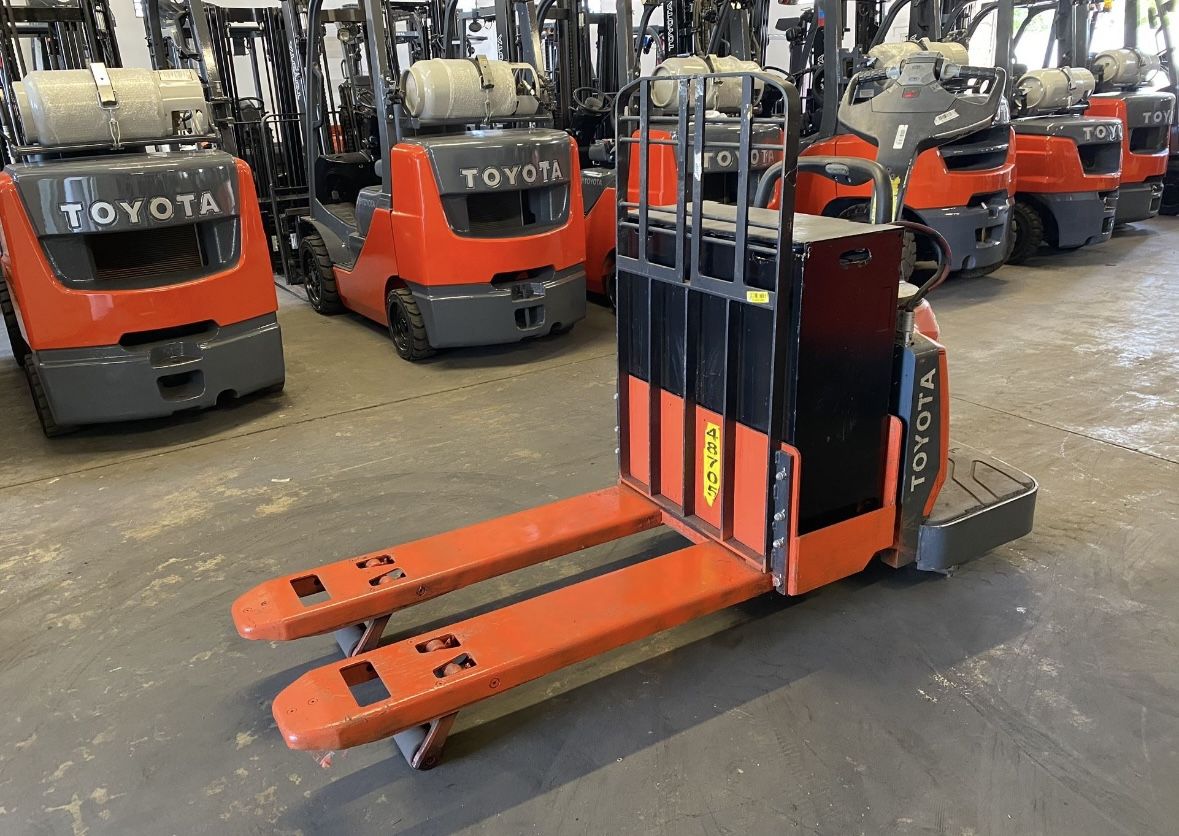 2018 Toyota 8HBE30 Rider Pallet Jack Forklift