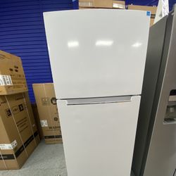 Element 17.6 Cu Top Freezer Refrigerator