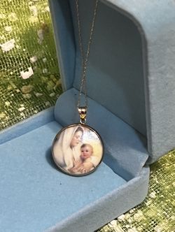 🙏 10K Gold Porcelain Religious Mother & Child Necklace