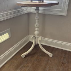 Light Wood Accent/End Table 