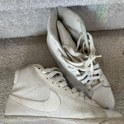 Women’s Nike Shoes Size 7