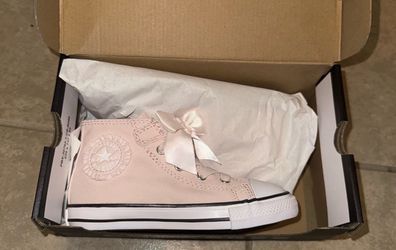 Pink bow converse