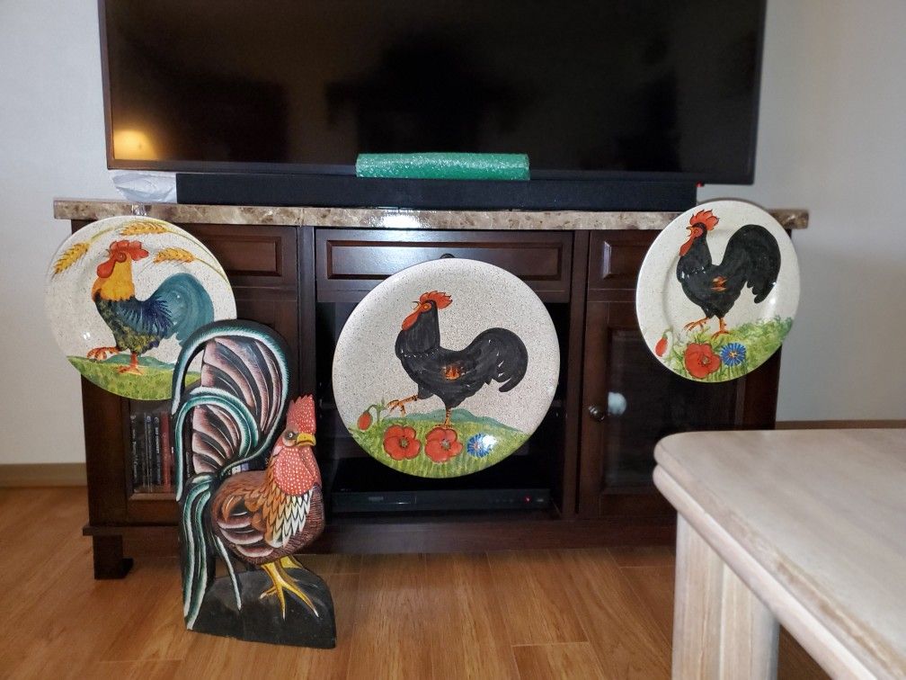 DECORATIVE HANGING ROOSTER MOTIF PLATTER & LIFE LIKE PAINTED WOODEN ROOSTER
