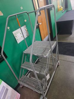 Uline 3 tier step ladder with wheels and break system.