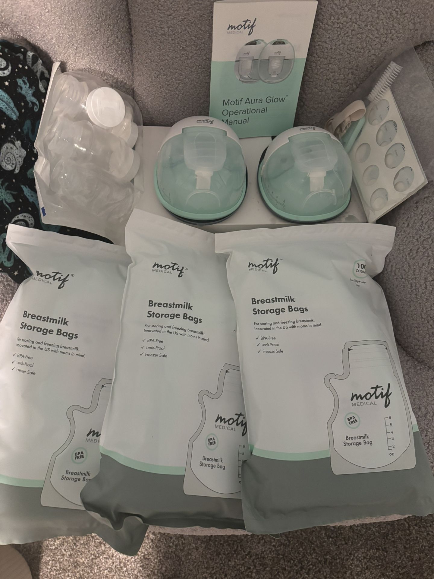 Brand new Motif Aura Glow Breast Pump &300 Bags Bought 07/2025 Never used And Giving Extra Baby items Onsies/bottle/teether etc.. Free