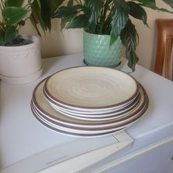 Set Of Four Medium Plates And Four Large Plates (100% Melamine)