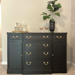 Gorgeous Vintage Mid Century Modern Traditional Buffet / Credenza