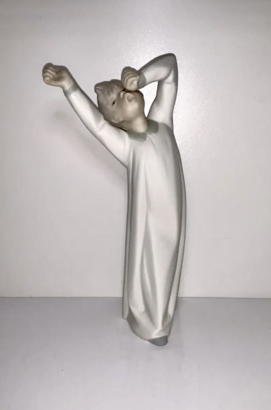 Vintage Lladro Boy Yawning 1970’s Figurine 4870G