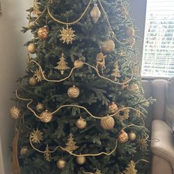 Árbol De Navidad Con Ornamentos 9 Pies 200.00