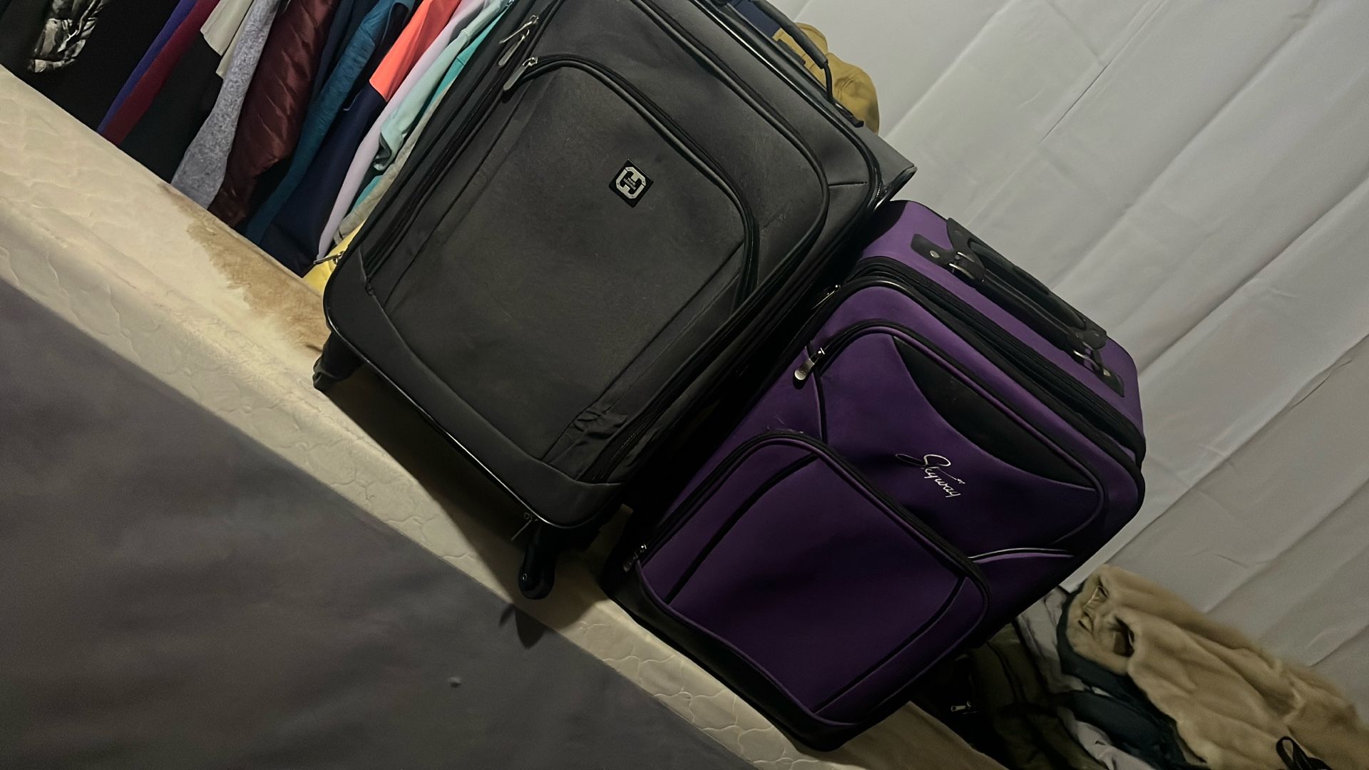 Carry On Suitcases 🧳