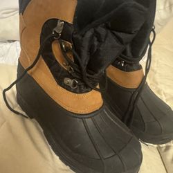 Men Boots Size 9