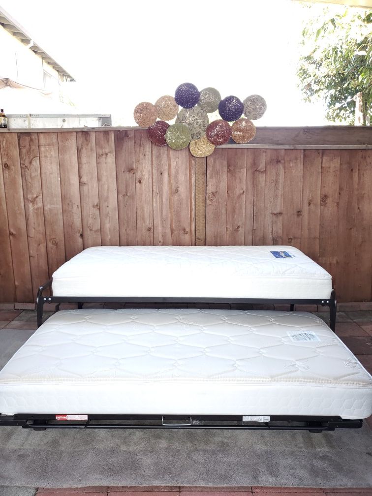 In like new Condition Twin Trundle Bed**