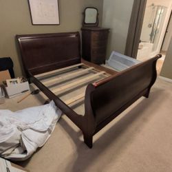 FREE QUEEN BED. MUST PICK UP SAT 2/14. DO NOT MESSAGE ME IF YOU CANNOT PICK IT UP TODAY SATURDAY FEBRUARY 14TH. CITY OF ORANGE