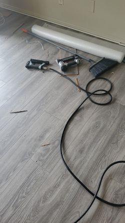 Sebusca. Ayudante para instalar piso
