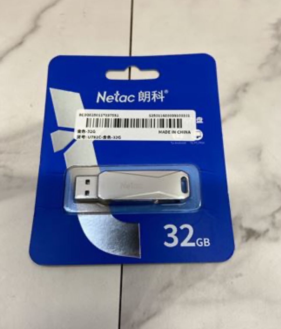 Netac 32GB USB flash drive, compatible with Android and PC/Mac.