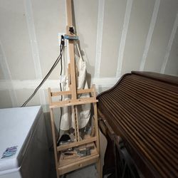 easel with 3 blank canvas’