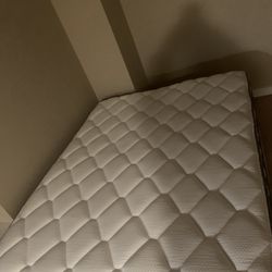5 Month Old Queen Size Mattress, Looks Brand New.