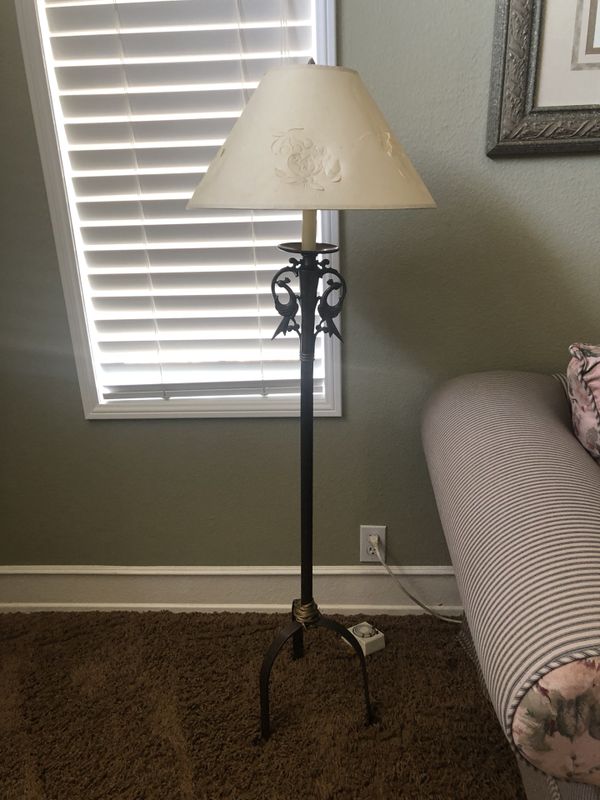 2 Matching Lamps 1 Tall Floor Lamp And Table Traditional Style Decor For In Riverside Ca Offerup