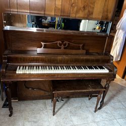 Free Piano !!! First Come. 