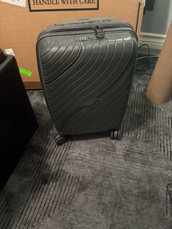 Like new Carry On luggage