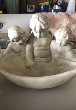 3 winged-cherubs/angels at basin figurine