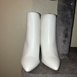 WOMEN’S WHITE BOOT W/HEEL